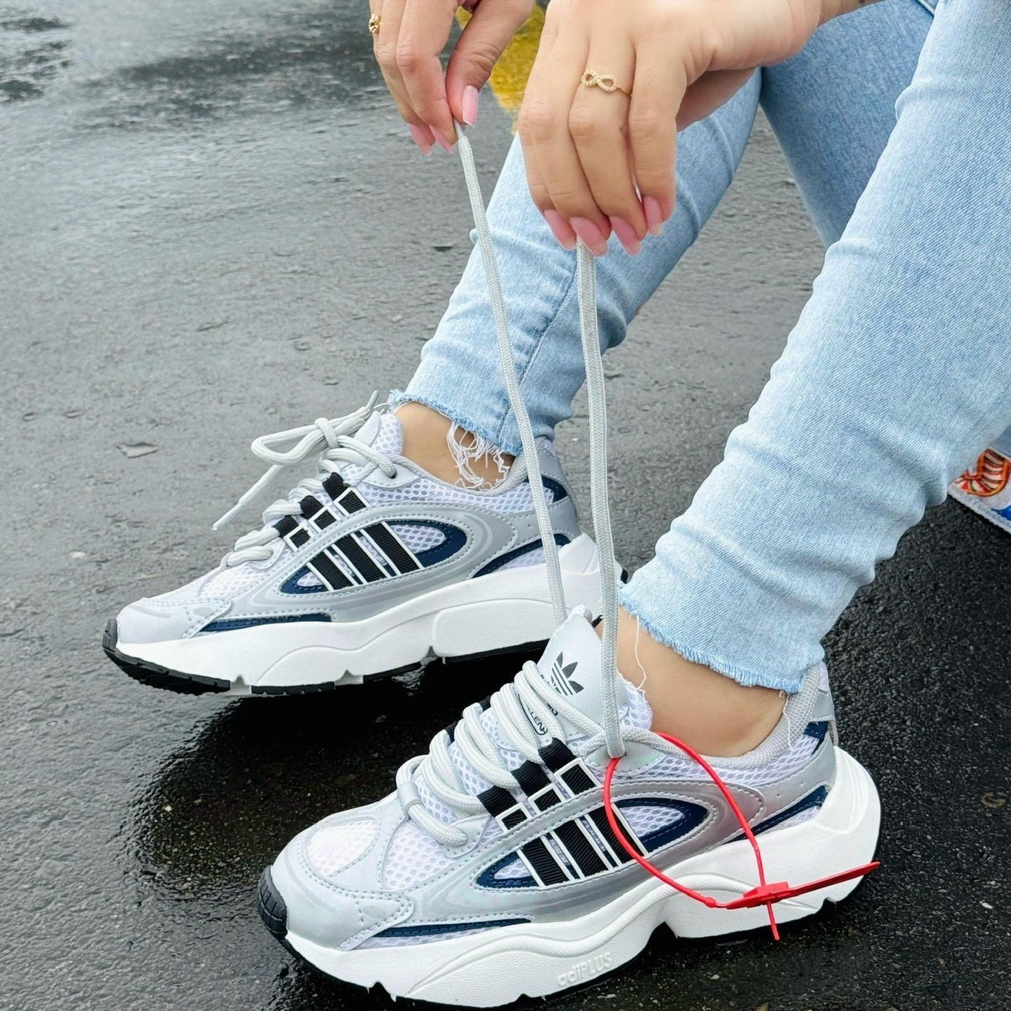 Tenis Adidas Ozmillen Gris Negro Dama